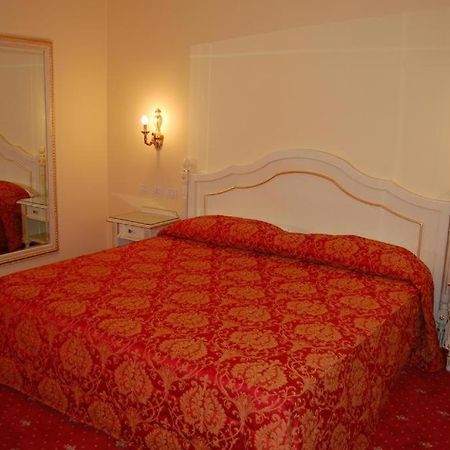 Hotel Motel Gold Calcinate Kültér fotó