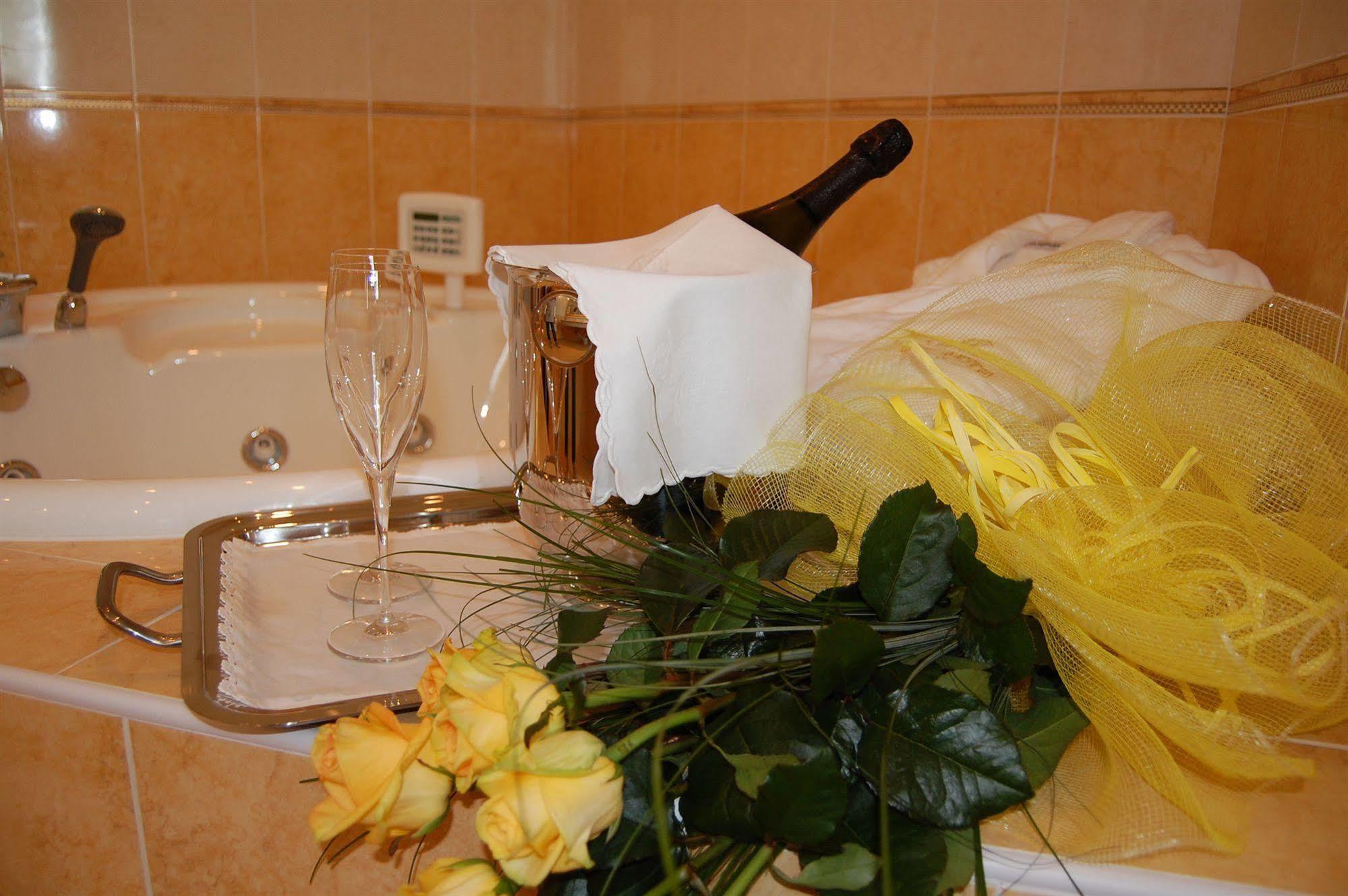 Hotel Motel Gold Calcinate Kültér fotó