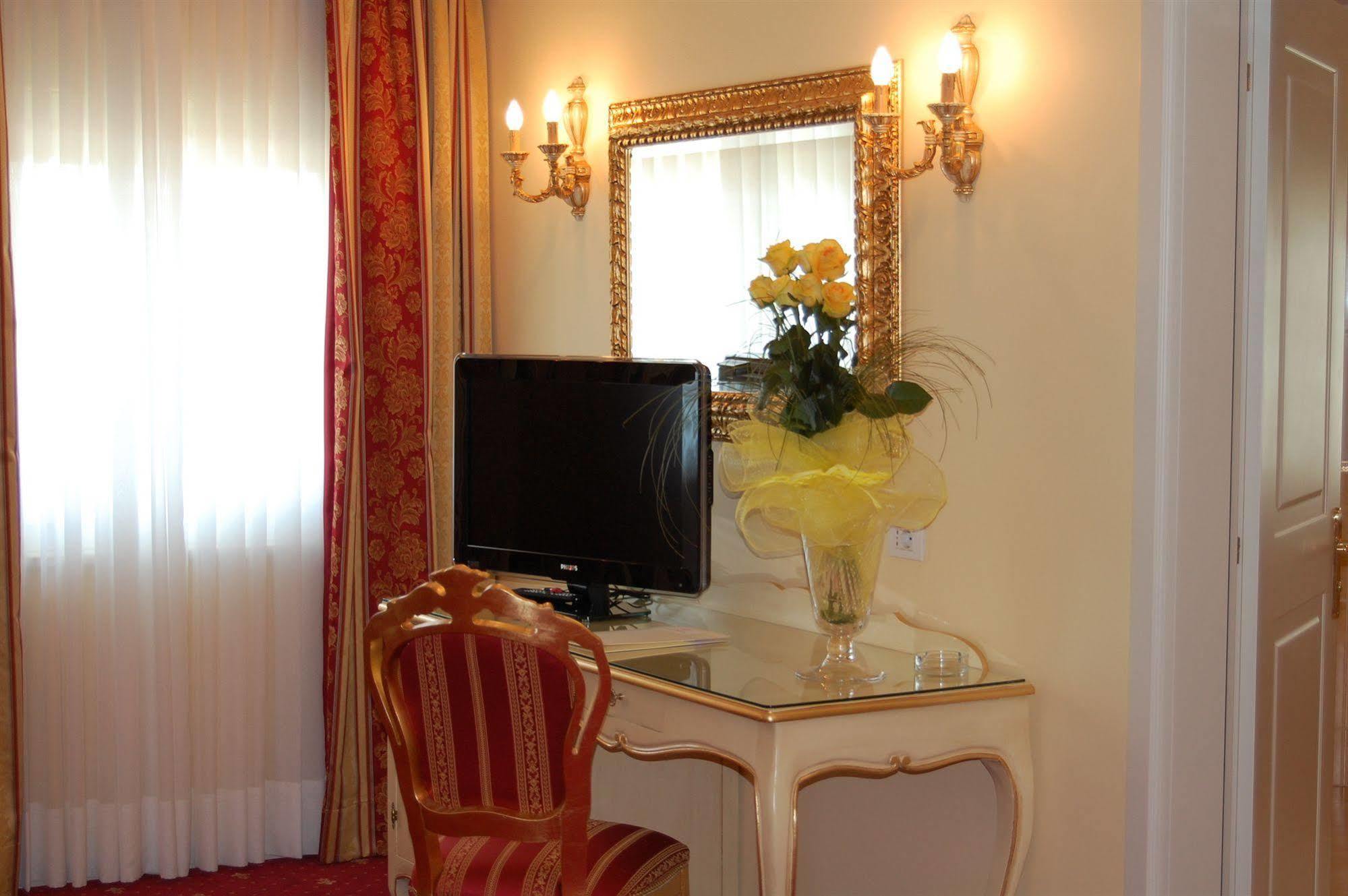 Hotel Motel Gold Calcinate Kültér fotó