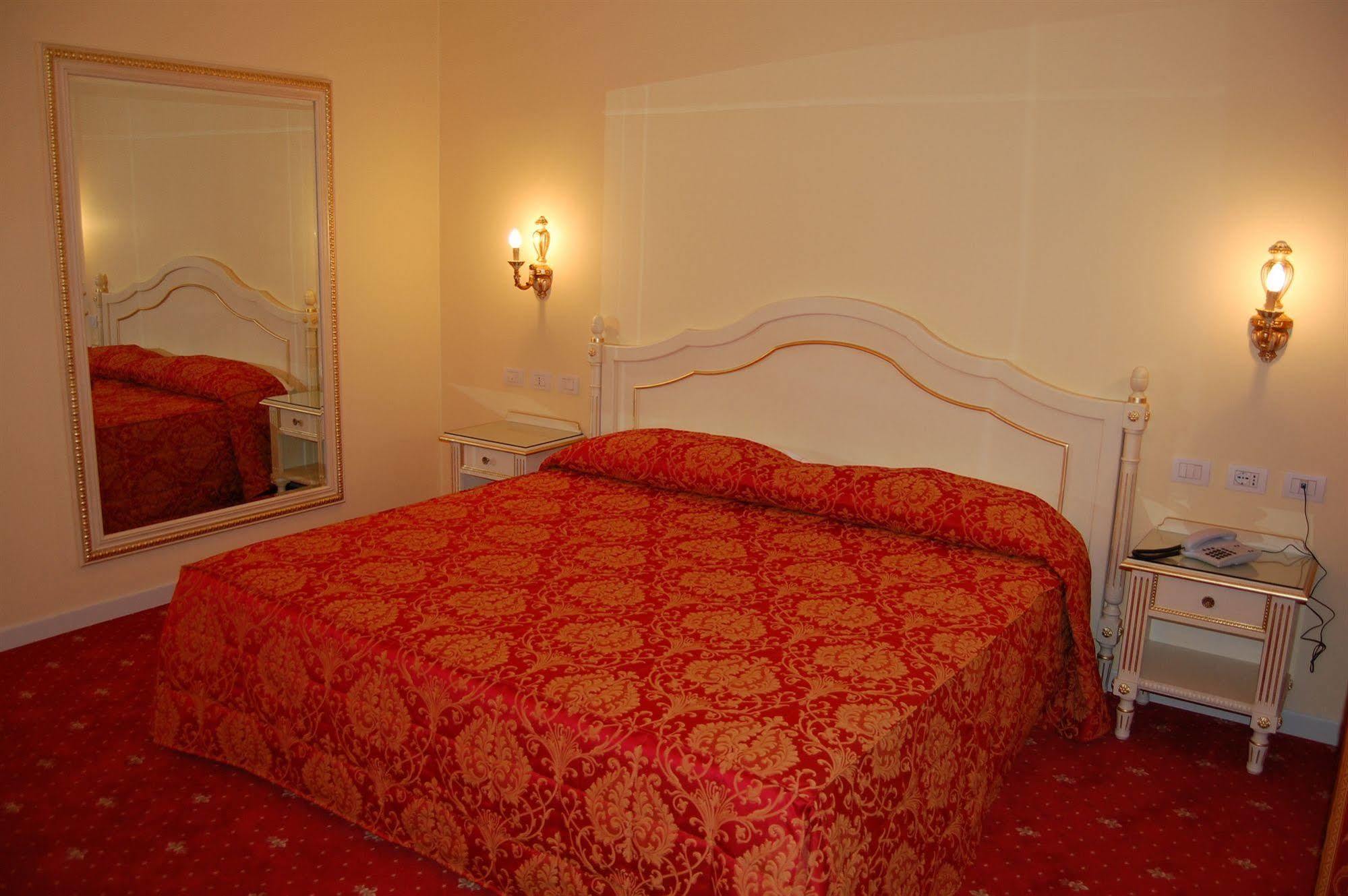 Hotel Motel Gold Calcinate Kültér fotó